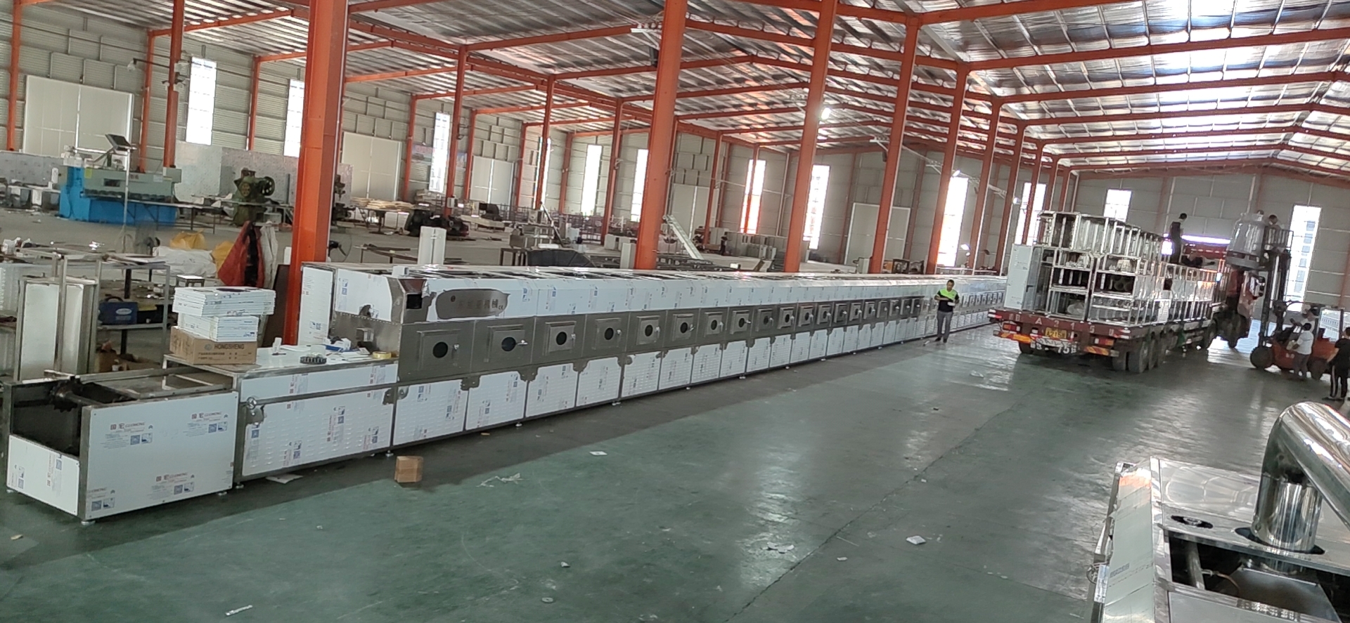 200KW water cooled tunnel type microwave drying machine loading for client in QINGDAO City China